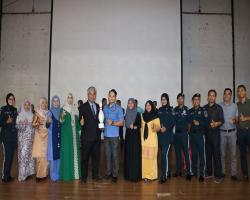 Setiausaha Majlis Bandaraya Seremban menyampaikan piala kemenangan kepada Kumpulan MBS yang menyertai Kejohanan Tenpin Boling 