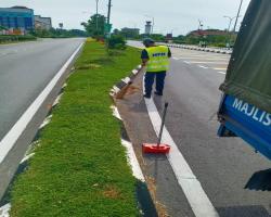 KERJA-KERJA PEMBERSIHAN JALAN JKR 