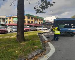 kerja - kerja pembersihan Jalan JKR