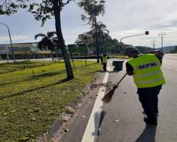 KERJA - KERJA PEMBERSIHAN JALAN JKR