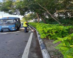 KERJA - KERJA PEMBERSIHAN JALAN JKR