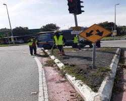 KERJA-KERJA PEMBERSIHAN JALAN JKR