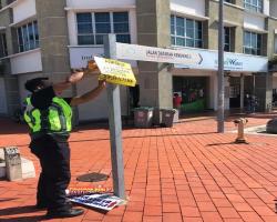 KERJA-KERJA MENURUNKAN POSTER BUNTING BANNER HARAM & TAMAT TEMPOH
