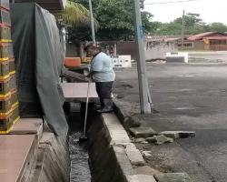 KERJA-KERJA PEMBERSIHAN PASAR AWAM