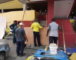 MEMASANG PENGHALANG PLYWOOD