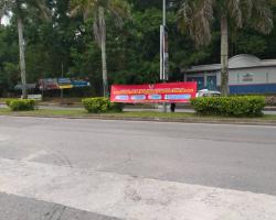 KERJA - KERJA PEMASANGAN BANNER PERINGATAN PENCEGAHAN PENULARAN WABAK COVID-19