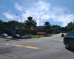 KERJA - KERJA PEMASANGAN BANNER PERINGATAN PENCEGAHAN PENULARAN WABAK COVID-19