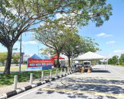 KERJA - KERJA PEMASANGAN BANNER PERINGATAN PENCEGAHAN PENULARAN WABAK COVID-19