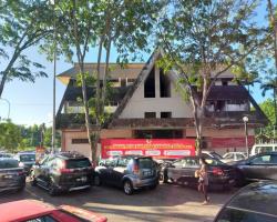 KERJA - KERJA PEMASANGAN BANNER PERINGATAN PENCEGAHAN PENULARAN WABAK COVID-19