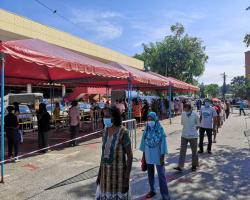 Majlis Bandaraya Seremban melalui Jabatan Pembersihan & Kesihatan Persekitaran MBS telah menjalankan Operasi Pemeriksaan Suhu & Pematuhan Jarak Sosial di lokasi berikut:   Pasar Besar Seremban   Antara tujuannya ialah:  1. Memastikan peniaga & pengunjung yang masuk dalam keadaan sihat (TIDAK BERGEJALA)  2. Memastikan peniaga dan pengunjung mematuhi arahan waktu beroperasi 