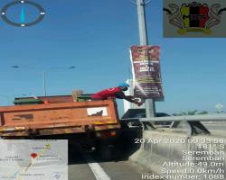 KERJA-KERJA MENURUNKAN POSTER/BUNTING/BANNER HARAM & TAMAT TEMPOH