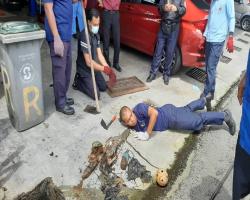 ADUAN LONGKANG TERSUMBAT DI JALAN JKR