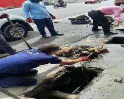 ADUAN LONGKANG TERSUMBAT DI JALAN JKR