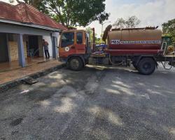 KERJA-KERJA PEMBERSIHAN INFRASTRUKTUR AWAM DI TANDAS AWAM TAMAN