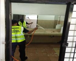 KERJA-KERJA PEMBERSIHAN INFRASTRUKTUR AWAM DI TANDAS AWAM TAMAN