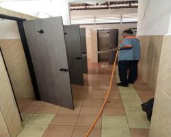 KERJA-KERJA PEMBERSIHAN INFRASTRUKTUR AWAM DI TANDAS AWAM TAMAN