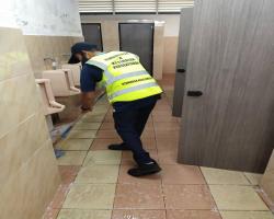 KERJA-KERJA PEMBERSIHAN INFRASTRUKTUR AWAM DI TANDAS AWAM TAMAN