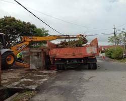 KERJA-KERJA PEMBERSIHAN DI LOKASI TAMAN BAN AIK