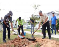GOTONG-ROYONG MENANAM SEMULA POKOK