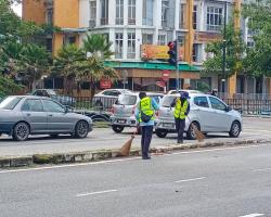 KERJA-KERJA PEMBERSIHAN JALAN JKR