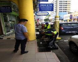 KERJA-KERJA PEMBERSIHAN JALAN JKR