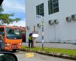 Sekitar kerja-kerja menurunkan poster, bunting, banner haram dan tempoh yang dijalankan oleh Jabatan Pembersihan & Kesihatan Persekitaran MBS di lokasi seperti berikut:  Kawasan : 1) Jalan Tok Dagang, Seremban 2) Taman Telawi, Seremban 3) Taman Ampangan, Seremban 4) Jalan Seremban - Kuala Pilah Jumlah yang diturunkan : 1) Banner = 8 2) Bunting = 3 3) Iklan haram= 50