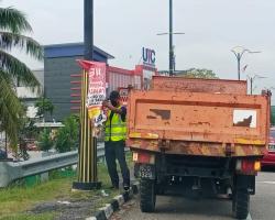 KERJA-KERJA MENURUNKAN POSTER, BUNTING, BANNER HARAM & TAMAT TEMPOH