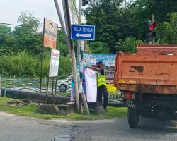 KERJA-KERJA MENURUNKAN POSTER, BUNTING, BANNER HARAM & TAMAT TEMPOH