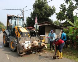Pada hari ini YBhg. Dato’ Haji Zazali bin Salehudin Datuk Bandar Majlis Bandaraya Seremban telah melakukan lawatan turun padang ke Kg. Dato’ Mansor.  Lawatan ini bertujuan bagi melihat situasi selepas banjir yang telah berlaku dan kerja-kerja pembersihan yang sedang giat dijalankan oleh petugas MBS. Dalam pada itu, YBhg. Datuk Bandar juga telah meluangkan masa untuk berjumpa dengan mereka yang terlibat serta melihat keadaan di sekitar rumah yang terjejas dalam kejadian ini.  YBhg. Datuk Bandar juga sempat m