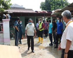 Pada hari ini YBhg. Dato’ Haji Zazali bin Salehudin Datuk Bandar Majlis Bandaraya Seremban telah melakukan lawatan turun padang ke Kg. Dato’ Mansor.  Lawatan ini bertujuan bagi melihat situasi selepas banjir yang telah berlaku dan kerja-kerja pembersihan yang sedang giat dijalankan oleh petugas MBS. Dalam pada itu, YBhg. Datuk Bandar juga telah meluangkan masa untuk berjumpa dengan mereka yang terlibat serta melihat keadaan di sekitar rumah yang terjejas dalam kejadian ini.  YBhg. Datuk Bandar juga sempat m