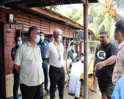 Pada hari ini YBhg. Dato’ Haji Zazali bin Salehudin Datuk Bandar Majlis Bandaraya Seremban telah melakukan lawatan turun padang ke Kg. Dato’ Mansor.  Lawatan ini bertujuan bagi melihat situasi selepas banjir yang telah berlaku dan kerja-kerja pembersihan yang sedang giat dijalankan oleh petugas MBS. Dalam pada itu, YBhg. Datuk Bandar juga telah meluangkan masa untuk berjumpa dengan mereka yang terlibat serta melihat keadaan di sekitar rumah yang terjejas dalam kejadian ini.  YBhg. Datuk Bandar juga sempat m