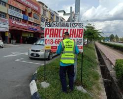 KERJA-KERJA MENURUNKAN POSTER, BUNTING, BANNER HARAM