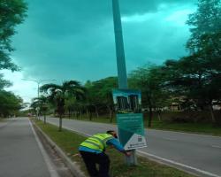 KERJA-KERJA MENURUNKAN POSTER, BUNTING, BANNER HARAM