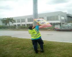 KERJA-KERJA MENURUNKAN POSTER, BUNTING, BANNER HARAM