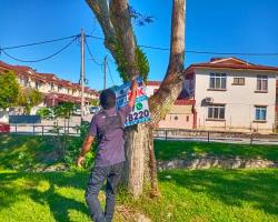 KERJA-KERJA MEMBUKA PAPAN IKLAN BANTING BANNER HARAM SISA BINAAN