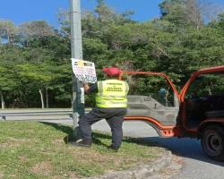 KERJA-KERJA MEMBUKA PAPAN IKLAN BANTING BANNER HARAM SISA BINAAN