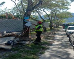 KERJA-KERJA MEMBUKA PAPAN IKLAN BANTING BANNER HARAM SISA BINAAN