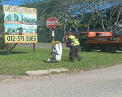 KERJA-KERJA MEMBUKA PAPAN IKLAN BANTING BANNER HARAM SISA BINAAN