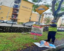  KERJA-KERJA MEMBUKA PAPAN IKLAN/BANTING/"BANNER" HARAM