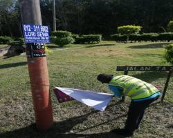 MEMBUKA PAPAN IKLAN/BUNTING/BANNER HARAM