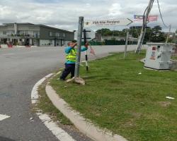 KERJA-KERJA MEMBUKA PAPAN IKLAN/BUNTING/BANNER HARAM 