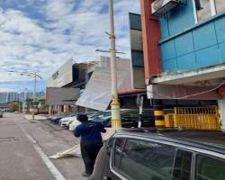 KERJA-KERJA MEMBUKA PAPAN IKLANBANTINGBANNER HARAM