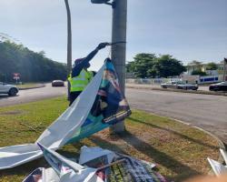 KERJA-KERJA MEMBUKA PAPAN IKLAN/BANTING/"BANNER" HARAM