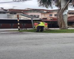 KERJA-KERJA MEMBUKA PAPAN IKLAN/BUNTING/BANNER HARAM 