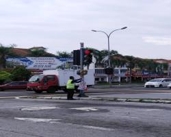 KERJA-KERJA MEMBUKA PAPAN IKLAN/BUNTING/BANNER HARAM 
