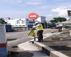 KERJA-KERJA MEMBUKA PAPAN IKLAN/BUNTING/BANNER HARAM 