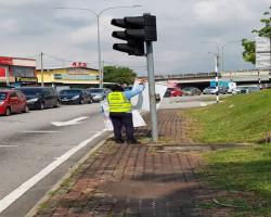 KERJA-KERJA MEMBUKA PAPAN IKLAN/BUNTING/BANNER HARAM 