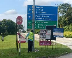  KERJA-KERJA MEMBUKA PAPAN IKLANBANTINGBANNER HARAM