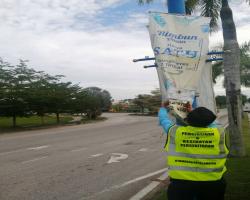  KERJA-KERJA MEMBUKA PAPAN IKLANBANTINGBANNER HARAM