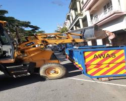 PEMBERSIHAN SAMPAH DI DALAM LOT KEDAI KOSONG 